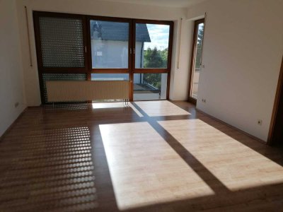 Zur Vermietung steht eine gepflegte Zweizimmerwohnung in Sennfeld/Flachsleite.