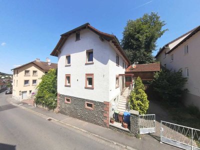 Freistehendes Ein-/Zweifamilienhaus mit Scheune/Garage