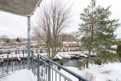 Zur Zeit vermietete Wohnung mit bodentiefen Fenstern und großem Balkon- direkt am Wasser in Spandau