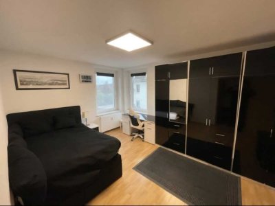 Schön eingerichtetes Zimmer in 2er-WG( für eine Frau)
