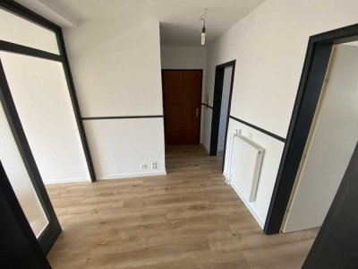Erstbezug nach Sanierung: 2-Zimmer-Wohnung im Dachgeschoss mit EBK, Balkon und Garage in Itzehoe