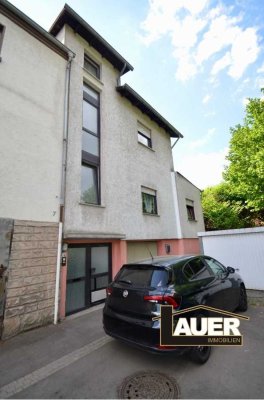 Mehrfamilienhaus mit 5 Wohneinheiten und 5 Garagen in Völklingen zu verkaufen.