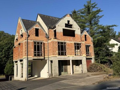 Rohbau-Projekt: Wohn- und Geschäftshaus mit Hallen und großem Grundstück