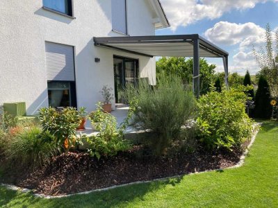 Modernes Einfamilienhaus auf großem Grundstück