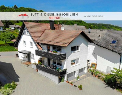 Bezugsfreies Zweifamilienhaus mit 2 x 3,5 Zimmer, Balkon, 2 Garagen in Gernsbach-Staufenberg