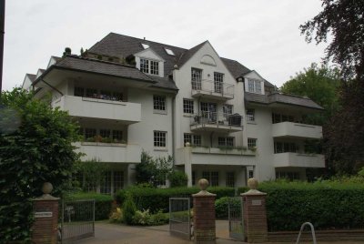 Sehr großzügig geschnittene drei Zimmer DG-Maisonette-Wohnung vis-à-vis Fockes Park