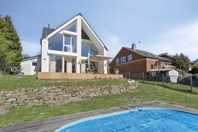 Architektonisches Highlight mit Pool: Modernes Einfamilienhaus mit lichtdurchfluteter Offenheit