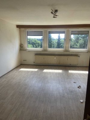 4,5-Zimmer-Wohnung (90 m²) – renovierungsbedürftig, günstig zu vermieten