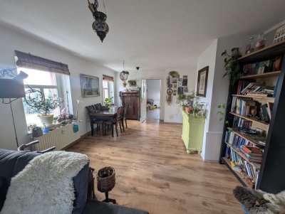 Geräumige DG-Wohnung, teilmöbliert