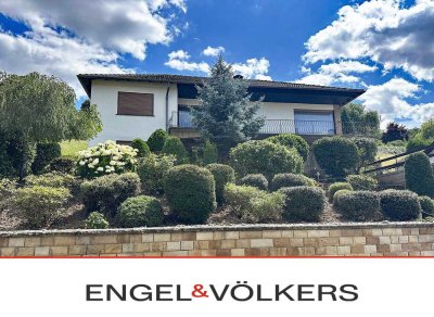 Geschmackvolles EFH mit Einliegerwohnung – Gartenidylle inkl. herrlicher Blicklage