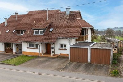 Familienglück - Attraktive DHH Dorfrandlage mit Alpenblick sowie sonnigem Garten und Garagen