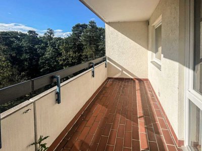 Stilvolle, geräumige, sehr helle Wohnung in ruhiger Lage, 2 Balkone, im Grün