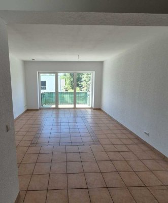 Bezugsfreie 4-Zimmer Wohnung mit Fußbodenheizug, Keller und Stellplatz in Mahlsdorf