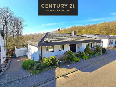 Attraktiver großer Bungalow mit ELW, Garten, 2 Garagen und Weiher in privilegierter Wohnlage