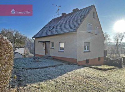 Wohnhaus mit großer Dachterrasse über der Doppelgarage und unverbaubarem Blick ins Grüne