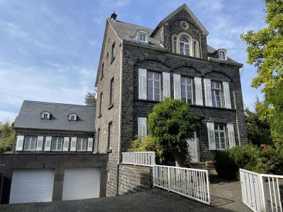 Großes Anwesen mit Einfamilienhaus & Doppelgarage mitten in Mendig.