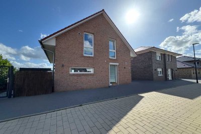 Neuwertig! Freistehendes KFW40 Einfamilienhaus mit großem Garten und Feldblick in einem Neubaugebiet