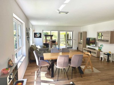 Neuwertige 3-Zimmer-
Eigentumswohnung
mit zwei TG-Stellplätzen
und Garten in Weißenhorn
