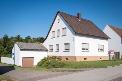 UBSTADT: Riesen Grundstück mit 1-2 Familienhaus und zus. Baufenster, 8 Zimmer, 2 Bäder.