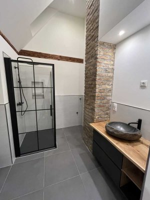 Stilvolle Dachgeschosswohnung mit Weitblick & hochwertiger Komplettsanierung