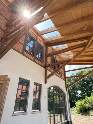 Neubau-Erstbezug: 3-Zimmer-Wohnung mit Loggia & offener Galerie in ausgebauter Hofscheune