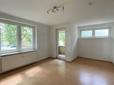 ~ Erdgeschoss mit Balkon und frisch renoviert! ~