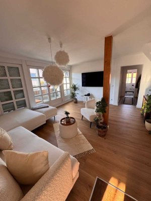 Stilvolles Wohnen im Denkmal: Sonnige 4,5-Zimmer Wohnung mit Balkon