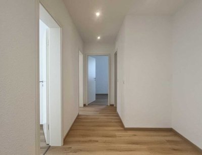 Bezugsfertig! Frisch sanierte 3-Zimmer-Wohnung im Rosengärtchen | PKW-Stellplatz + Süd-Loggia