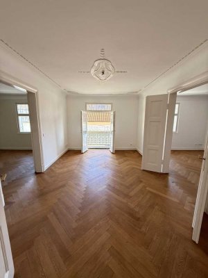 Stilvolle Altbau-Dachgeschosswohnung mit Terrasse im Herzen von München-Lehel