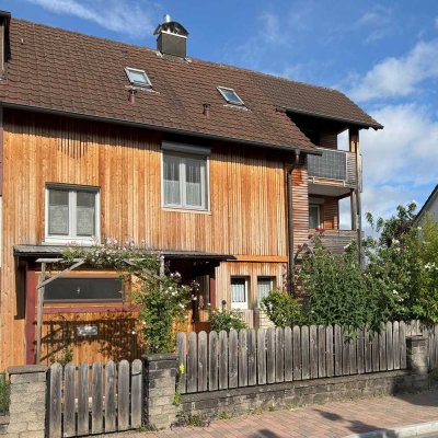 Sonnige Doppelhaushälfte in zentraler Lage mit Garten und Garage