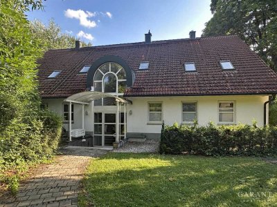 Idyllisches Wohnen: 3 Zimmer-Maisonette-Dachgeschosswohnung mit zwei Balkonen in Gröbenzell