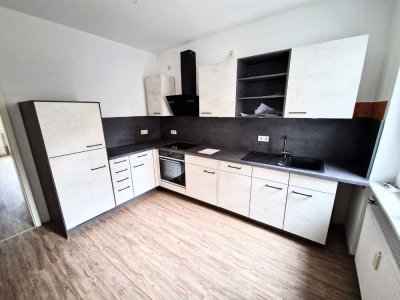 Renovierte 3 Zimmer Wohnung mit großer Küche