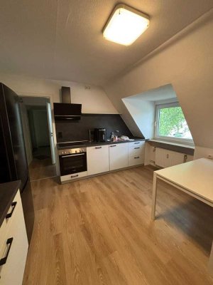 auch perfekt für Studenten*DG-Whg.*ca.40 qm*
2 Zimmer KDB* Einbauküche*Vinylboden*LED Beleuchtung*