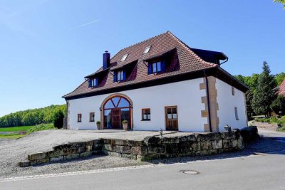 Aufwendig saniertes historisches Anwesen mit 2.000 m²-Grundstück in schöner Ortsrandlage in Seßlach