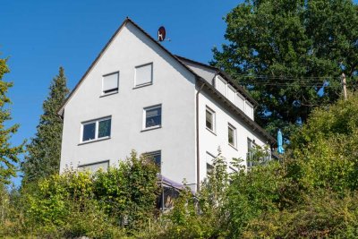 4-Familienhaus in Aussichtslage – 257 m² Wohnfläche | 3 Garagen | 666 m² Grundstück