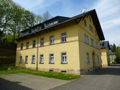 Wohnen im Grünen: Altbauwohnung mit großem Tageslichtbad
