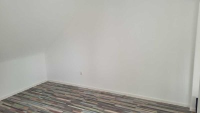 Erstbezug: Renoviertes Apartment (DG) mit Küche (Optional) - "Sofort verfügbar"