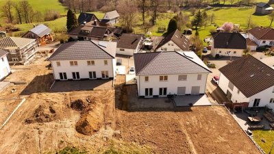 Sehr geräumige Neubau DHH mit Garage und schönem Grundstück