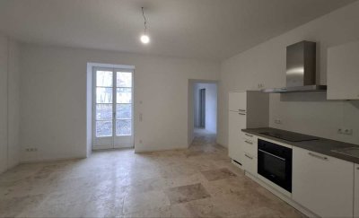 Helle moderne, große 2,5  Zimmer- Terrasse u. EBK, Erstbezug, Fussbodenheizung, Solar.