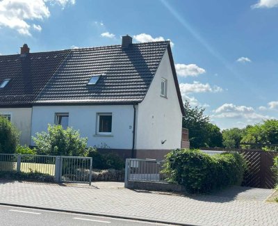 Charmantes EFH, einseitig angebaut mit 2 Garagen auf großem Gartengrundstück, sehr guter Zustand