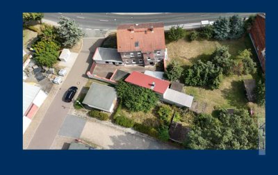 Zweifamilienhaus m großem Garten, Ausbaupotenzial & 3 Garagen  ruhige Ortsteillage von Hohenmölsen