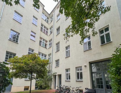 Charmante Altbauwohnung im beliebten Samariterkiez – attraktive Kapitalanlage