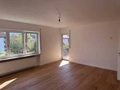 Modern renovierte 3,5-Zimmer-Wohnung mit Balkon, Bergblick und Gartenanteil nahe Chiemsee & Autobahn