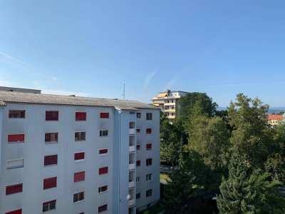 Helle 2-Zimmer-Wohnung in zentrumsnaher Lage mit sonniger West-Loggia &amp; Weitblick