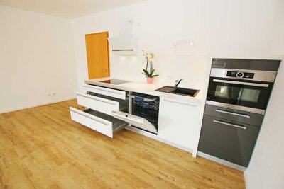 Toplage. Spitzen-Apartment im 1.OG mit hochwertiger EBK, sonniger Loggia, PKW-Stellplatz