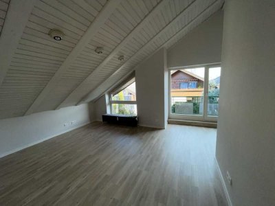 Exklusive renovierte 2-Zimmer-Dachgeschosswohnung mit Balkon und Pantry-EBK in Kornwestheim