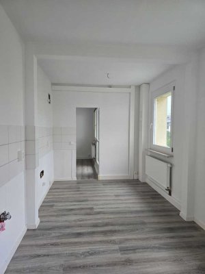 Wohnen auf der kompletten Etage! Großzügige 6 -Raumwohnung + 2 Balkone + Dusche + Wanne!