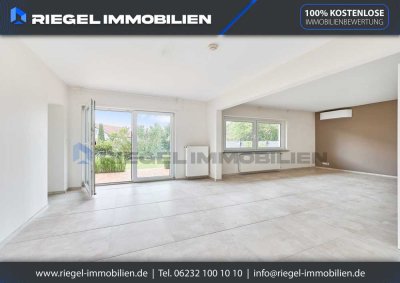 Sie hier? Wir auch! Hochwertige Erdgeschosswohnung mit Garten und Garagenplatz im 2FH
