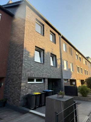 Schönes und neuwertiges 6-Raum-Reihenhaus mit gehobener Innenausstattung in Garbsen, Makler Nein