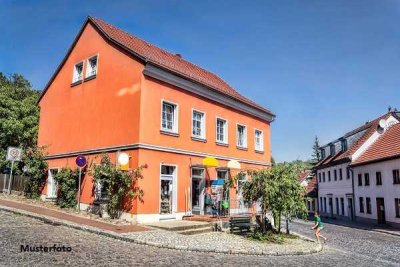 Wohn-/Geschäftshaus nebst Halle